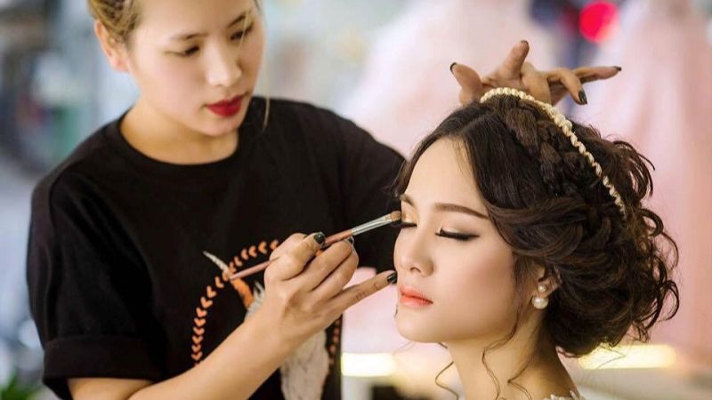 Thợ trang điểm là một trong những công việc lương cao không cần bằng cấp