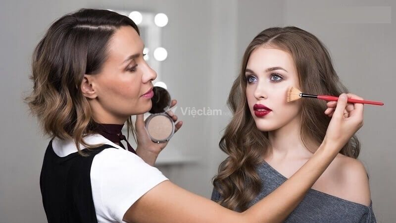 Nếu yêu thích nghệ thuật và làm đẹp, bạn có thể theo nghề makeup 