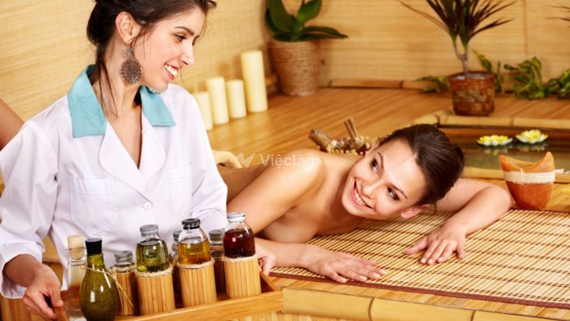 Kỹ thuật viên Spa chuẩn bị nguyên dược liệu