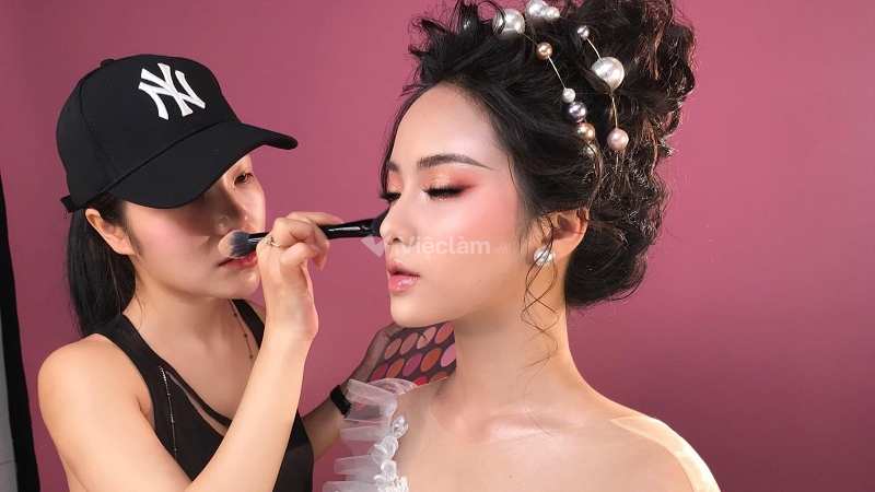 Nghề make up hiện nay đang rất hot và có nhu cầu lớn trong các lĩnh vực như thời trang