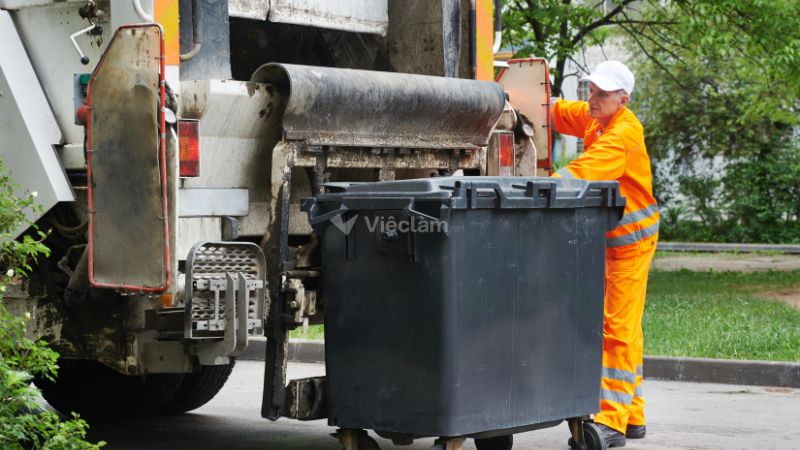 Công nhân vệ sinh môi trường có nhiệm vụ duy trì sự sạch sẽ và gọn gàng cho các khu vực sản xuất và khuôn viên nhà máy