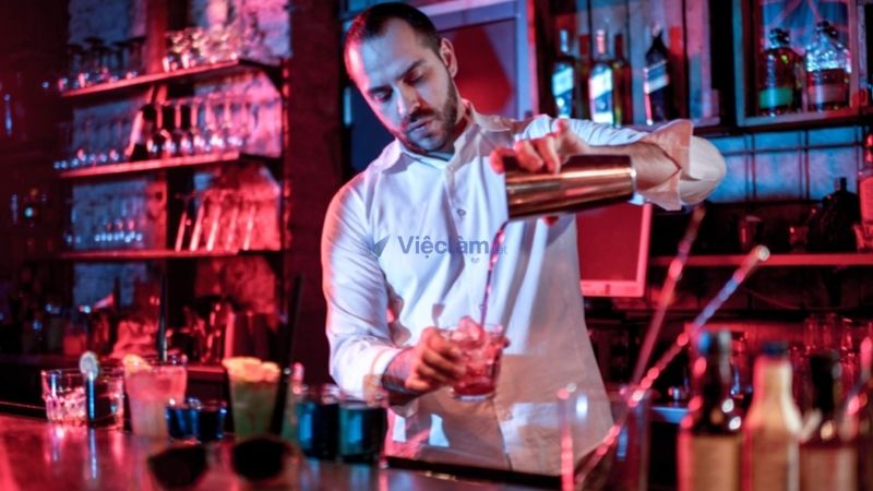 Bartender là người chuyên pha chế và phục vụ đồ uống tại các quầy bar, nhà hàng, khách sạn