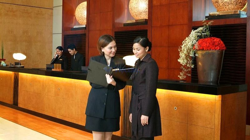 Duty manager hay còn được gọi là Quản lý ca trực hoặc Giám đốc sảnh là người chịu trách nhiệm giám sát tất cả những hoạt động tại khu vực tiền sảnh khách sạn/ nhà hàng