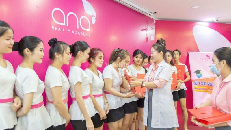 ANA Academy cấp chứng chỉ cho học viên tốt nghiệp - Nguồn ảnh: Sưu tầm