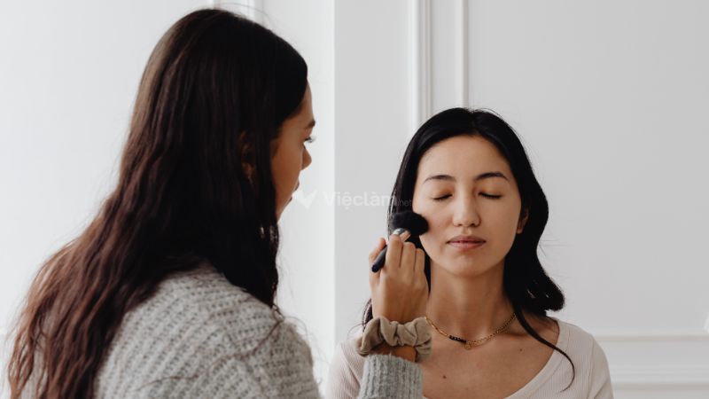 Tìm hiểu về công việc Makeup Artist là gì?