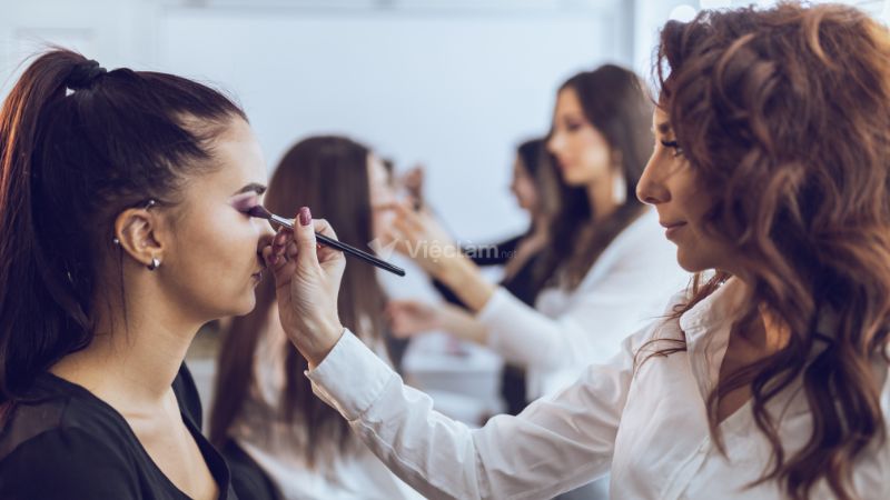 Chứng chỉ hành nghề Makeup là tiêu chí quan trọng để tìm kiếm cơ hội việc làm.