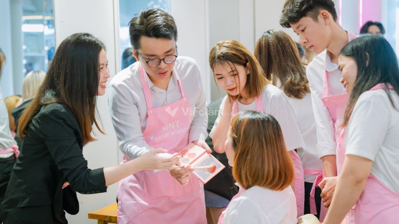 Make up làm đẹp và sáng tạo , tập trung vào gương mặt.