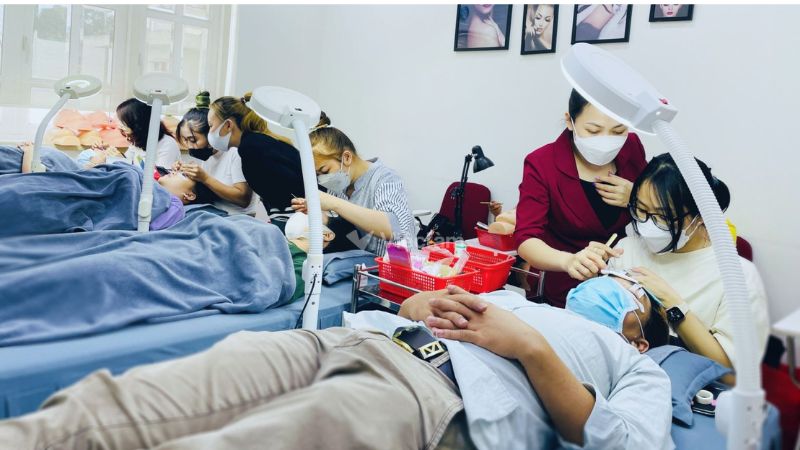 World Nail School trung tâm dạy nghề nối mi chuyên nghiệp tại TPHCM và Cần Thơ.