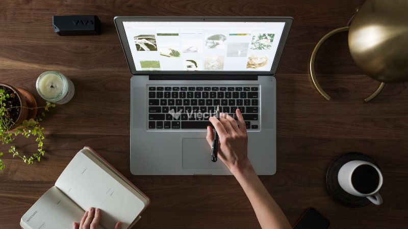Tổ chức sự kiện là gì? Các vị trí phổ biến của ngành tổ chức sự kiện Biên soạn thông cáo báo chí, bài viết PR và các tài liệu hỗ trợ truyền thông
