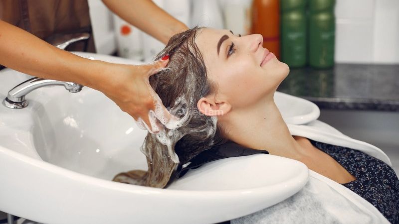 Gội đầu dưỡng sinh là gì? Lợi ích và cách gội chuẩn spa Gội đầu dưỡng sinh là gì?