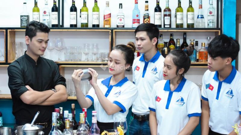 Nên học nghề gì cho nữ không bằng cấp để có thu nhập cao? Nghề pha chế