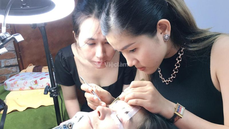Nên học nghề gì cho nữ không bằng cấp để có thu nhập cao? Nghề nối mi