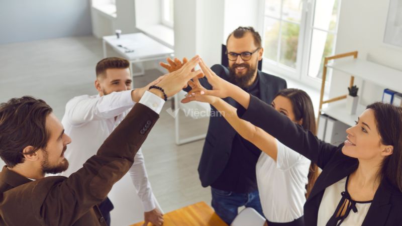 Top 10+ cách tạo động lực cho nhân viên, giúp gắn kết nhân viên hiệu quả Môi trường làm việc đóng vai trò quan trọng trong việc duy trì và nâng cao động lực cho nhân viên.