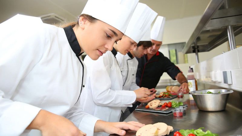 Học đầu bếp mất bao lâu? Lộ trình thực tế cho người mới bắt đầu Học đầu bếp mất bao lâu