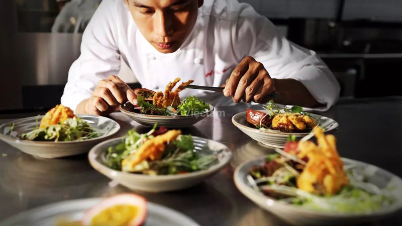 Học đầu bếp mất bao lâu? Lộ trình thực tế cho người mới bắt đầu Thời gian học đầu bếp theo từng hệ