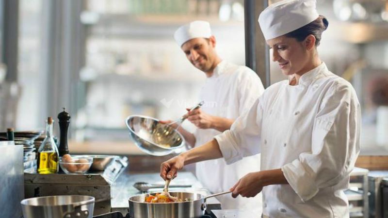 Học đầu bếp mất bao lâu? Lộ trình thực tế cho người mới bắt đầu Đầu bếp cần có kiến thức ẩm thực sâu rộng, vững vàng
