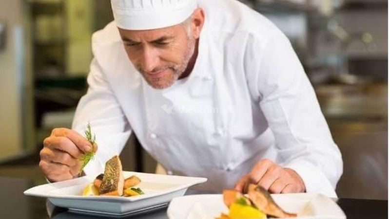Học đầu bếp mất bao lâu? Lộ trình thực tế cho người mới bắt đầu Đầu bếp cân giỏi kỹ năng mềm
