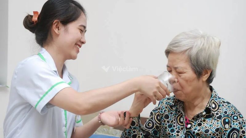 Top 8 các nghề lao động phổ thông lương ổn định, không cần kinh nghiệm Người trông trẻ, người chăm sóc