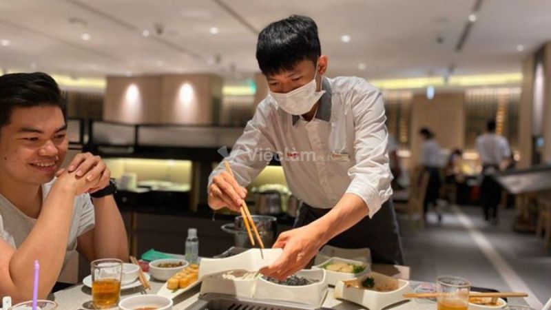 Lao động phổ thông là gì? Cơ hội việc làm cho lao động phổ thông Nhân viên phục vụ tại quán ăn, quán cà phê hoặc nhà hàng là công việc phổ biến dành cho lao động trẻ