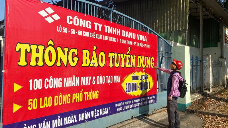 Lao động phổ thông là gì? Cơ hội việc làm cho lao động phổ thông Người lao động phổ thông tìm việc làm thông qua các trung tâm tuyển dụng