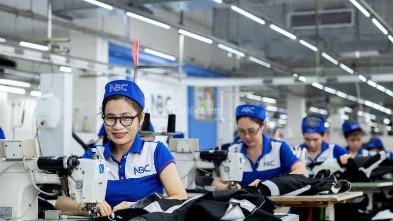 Top 8 các nghề lao động phổ thông lương ổn định, không cần kinh nghiệm Công nhân tại nhà máy