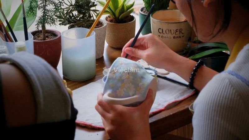 Top 12 địa chỉ workshop làm gốm TPHCM thú vị, đáng trải nghiệm Làm gốm với không gian xanh mát, thoải mái tại Clover Pottery