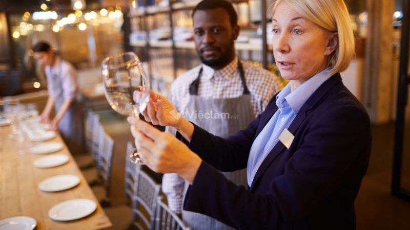 F&B Manager là gì trong khách sạn? Mô tả công việc chi tiết Quản lý và điều hành hoạt động của bộ phận F&B