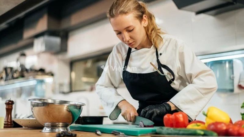 Hướng dẫn cách viết mục tiêu nghề nghiệp bếp trong CV Phụ bếp là vị trí hỗ trợ quan trọng trong gian bếp, chịu trách nhiệm chuẩn bị nguyên liệu