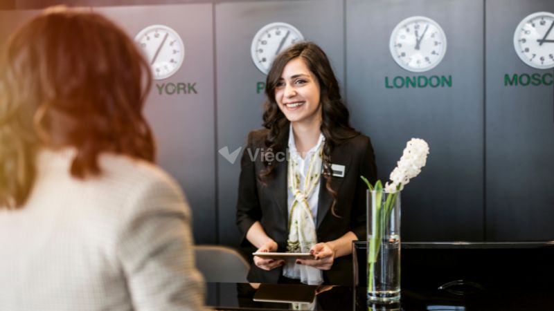 Lễ tân chào đón tiếp khách hàng