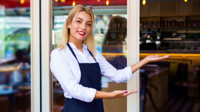 Bước đầu tiên trong quy trình phục vụ nhà hàng là tiếp nhận và đón khách