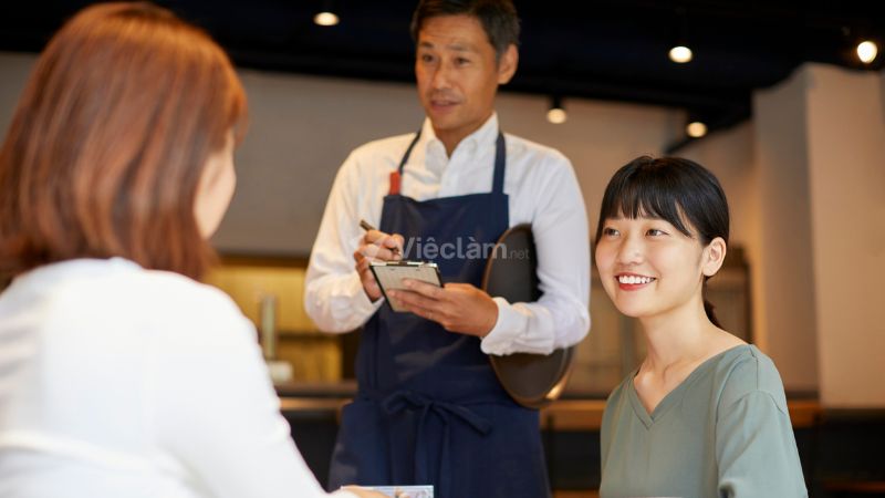 Sau khi khách chọn món, nhân viên nhà hàng cần tiếp nhận yêu cầu và chuyển đơn đến bếp