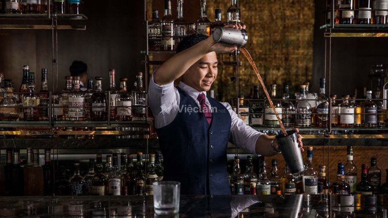 Lương nhân viên khách sạn 5 sao cao không? Chi tiết theo vị trí và kinh nghiệm Lương nhân viên phục vụ - pha chế khách sạn 5 sao