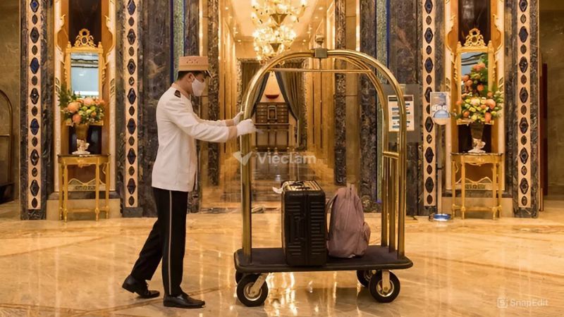 Lương nhân viên khách sạn 5 sao cao không? Chi tiết theo vị trí và kinh nghiệm Lương nhân viên hành lý - bảo vệ khách sạn 5 sao