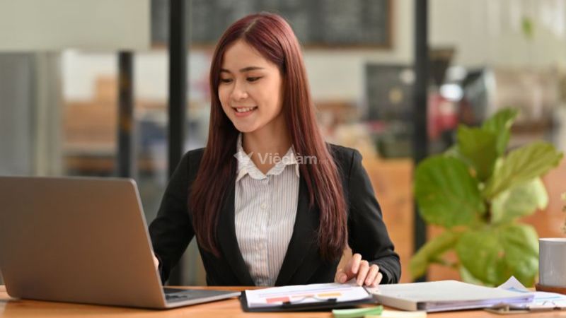 Lương nhân viên khách sạn 5 sao cao không? Chi tiết theo vị trí và kinh nghiệm Lương nhân viên hành chính - nhân sự khách sạn 5 sao