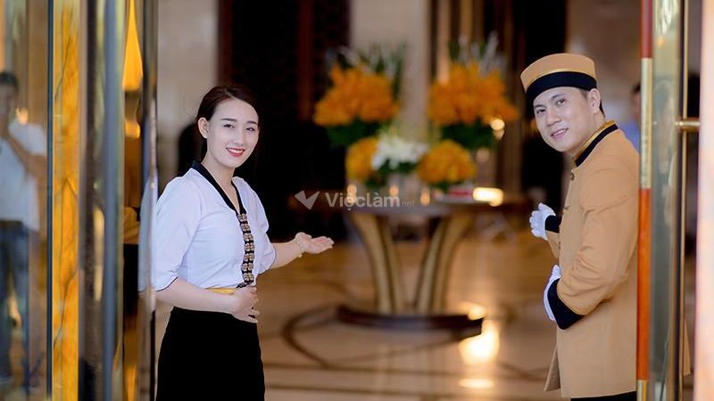 FO là gì trong khách sạn? Mức lương và lộ trình thăng tiến của bộ phận FO Nhân viên trực cửa là bộ phận đầu tiên tiếp xúc với khách hàng