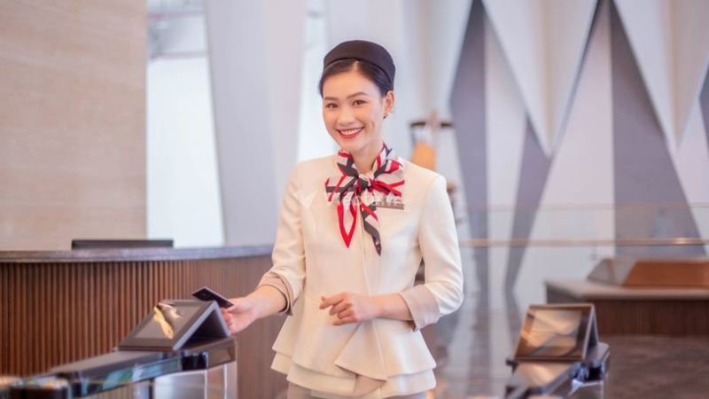 FO là gì trong khách sạn? Mức lương và lộ trình thăng tiến của bộ phận FO Lễ tân có nhiệm vụ chào đón khách một cách niềm nở, chuyên nghiệp