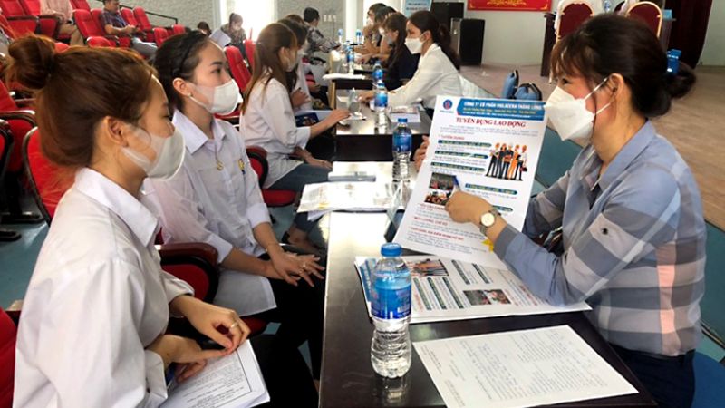 Nhân viên của trung tâm hướng dẫn thông tin tuyển dụng lao động