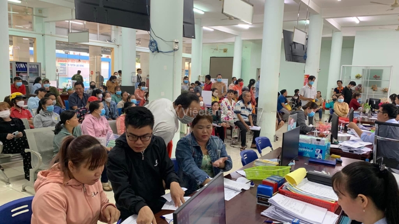 Người dân đến trung tâm giới thiệu việc làm Long An tìm việc