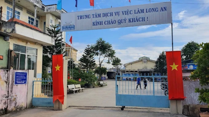 Cổng chào tại trung tâm dịch vụ việc làm Long An