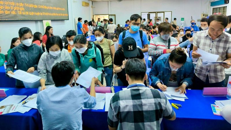 Người lao động đăng ký tìm việc và nộp hồ sơ tại Trung tâm Dịch vụ việc làm TP.HCM