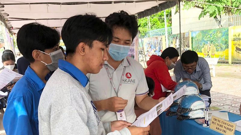 Các bạn trẻ nhận tư vấn nghề nghiệp trong Ngày hội việc làm do Trung tâm dịch vụ việc làm An Giang tổ chức