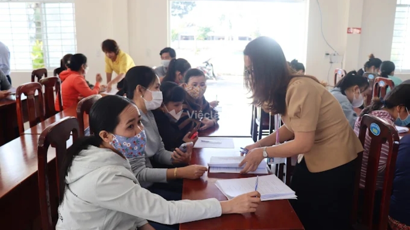 Người dân đang được cán bộ tại trung tâm hướng dẫn các thủ tục tìm kiếm việc làm