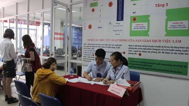 Trung tâm giới thiệu việc làm Nghệ An và thông tin liên hệ Hình ảnh người lao động đến trung tâm việc làm tìm việc