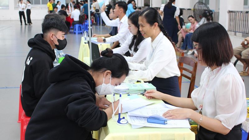 Nhân viên trung tâm giới thiệu việc làm hướng dẫn người lao động cung cấp thông tin (Nguồn: Truyền Hình Đồng Tháp)