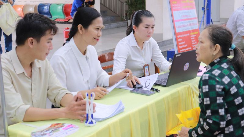 Người lao động được hướng dẫn giải quyết thủ tục bảo hiểm thất nghiệp (Nguồn: Truyền Hình Đồng Tháp) 