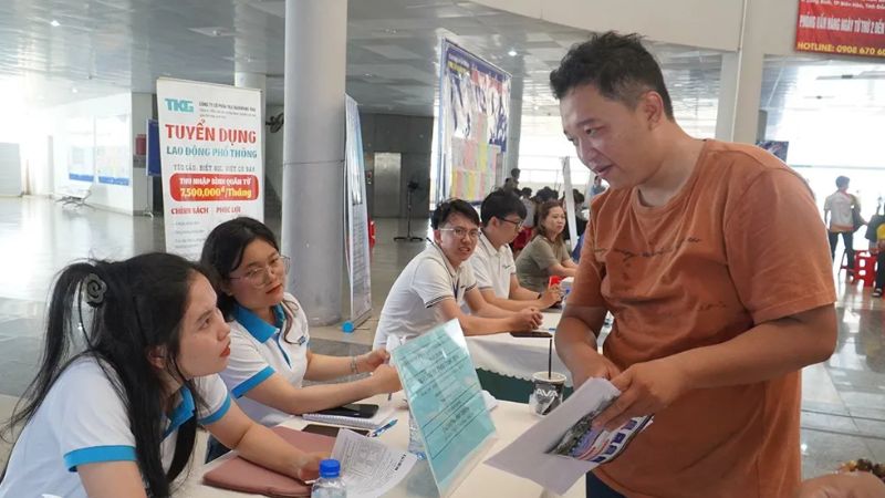 Danh sách các trung tâm giới thiệu việc làm Đồng Nai và thông tin liên hệ Nhân viên trung tâm tiếp nhận và hướng dẫn người lao động hoàn thiện hồ sơ (Nguồn: Báo Đồng Nai)