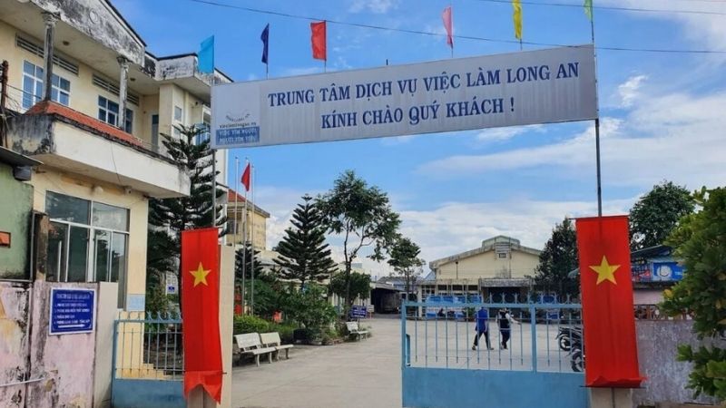 Cổng chào tại trung tâm dịch vụ việc làm Long An (Nguồn: Google reviews)