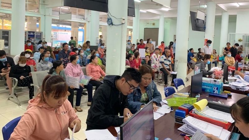 Người dân đến trung tâm giới thiệu việc làm Long An tìm việc (Nguồn: Internet)