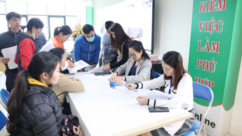 Người dân được cán bộ tư vấn các vấn đề về việc làm, trợ cấp thất nghiệp (Nguồn: Internet)