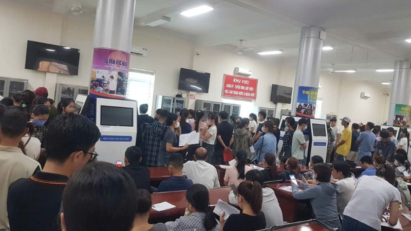 Người lao động chờ nộp hồ sơ làm thủ tục hưởng TCTN tại trung tâm (Nguồn: Dân Việt)